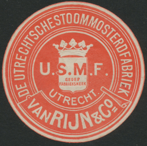 716133 Rond etiket om op mosterdflacons van de USMF Van Rijn & Co., [Nieuwe Kade 11-13] in Wijk C te Utrecht, te plakken.